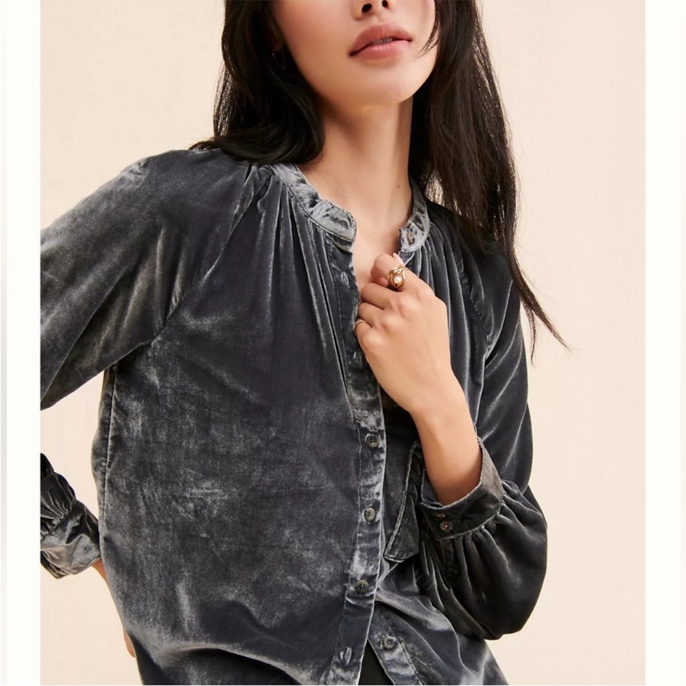 BNWT Pilcro luminous silver ‘velvet’ blouse/shirt. Small